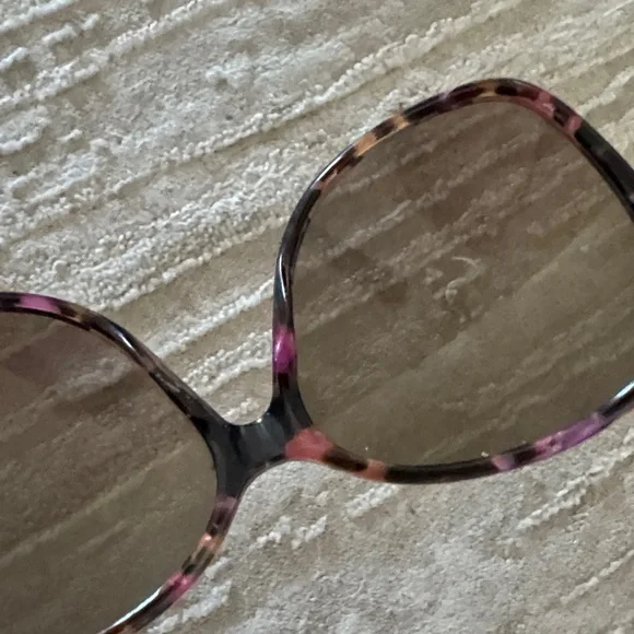 Gucci Tortoiseshell Sunglasses with Pink Accents - Picture 6 of 10